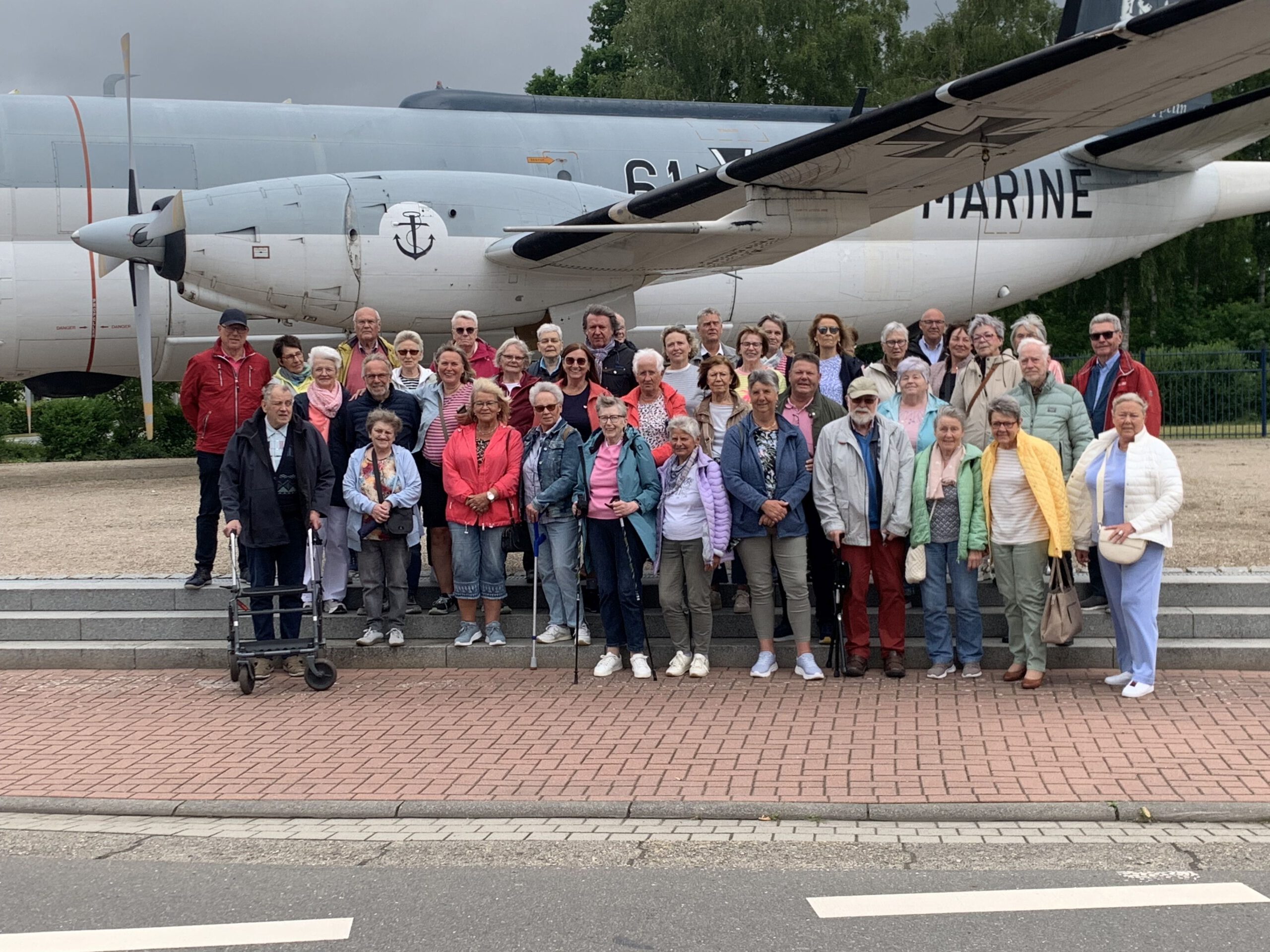 Eines der Highlights bei den Veranstaltungen der Heidener AWO ist in jedem Jahr die mehrtägige Busreise. Diesmal ging es von Donnerstag, den 04. Juni bis Sonntag, den 07. Juni 2026 auf Tour nach Norddeutschland. Untergebracht waren wir im Hotel Daub in Bremervörde. Bestens gelaunt machten sich 41 reiselustige Mitfahrende am 4. Juni 2026 auf den Weg nach Bremervörde. Annette Hendriks-Kemper hatte die Reise mit der Firma Menchen bestens vorbereitet und übernahm mit Franzis Harke und Lissi Nienhaus auch die Reiseleitung und Betreuung an Bord des Busses.